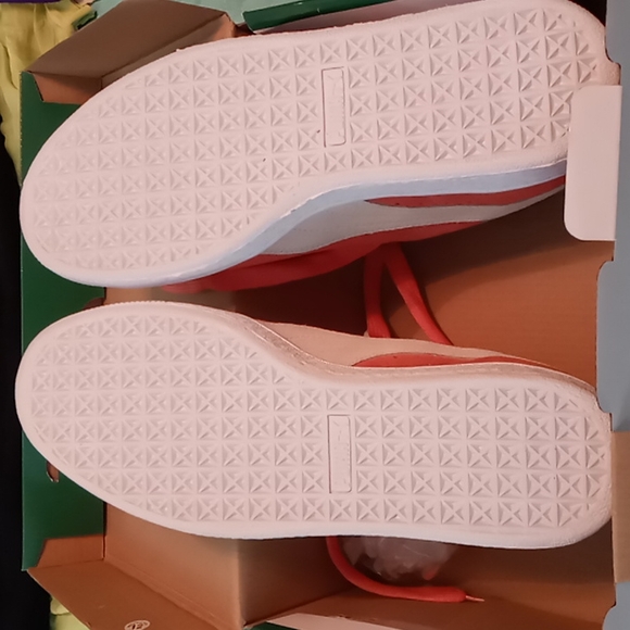 COPY - Lady size 10 Puma Sneakers - Picture 3 of 3